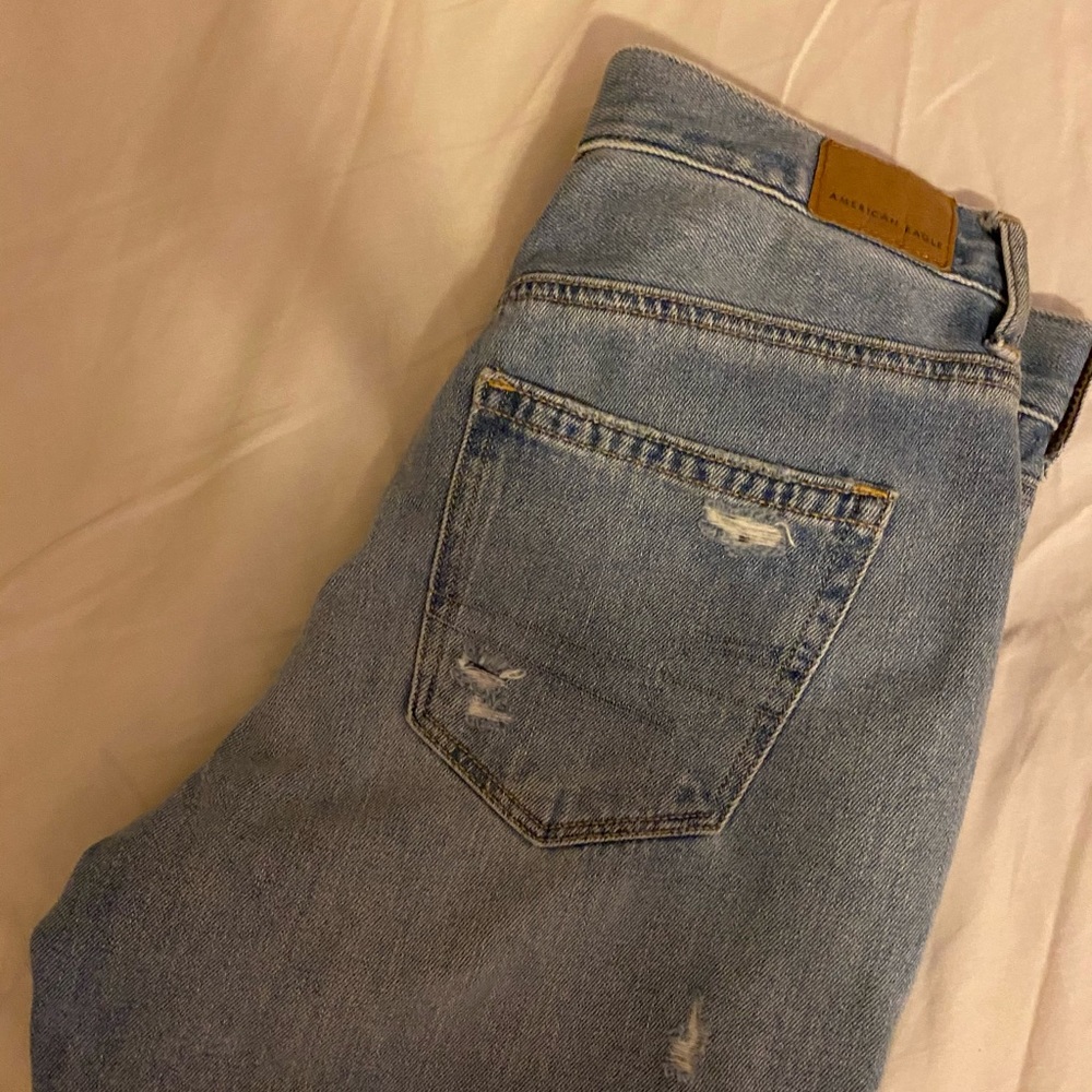 adorable pair of normal washed denim boyfriend jeans from american eagle!!